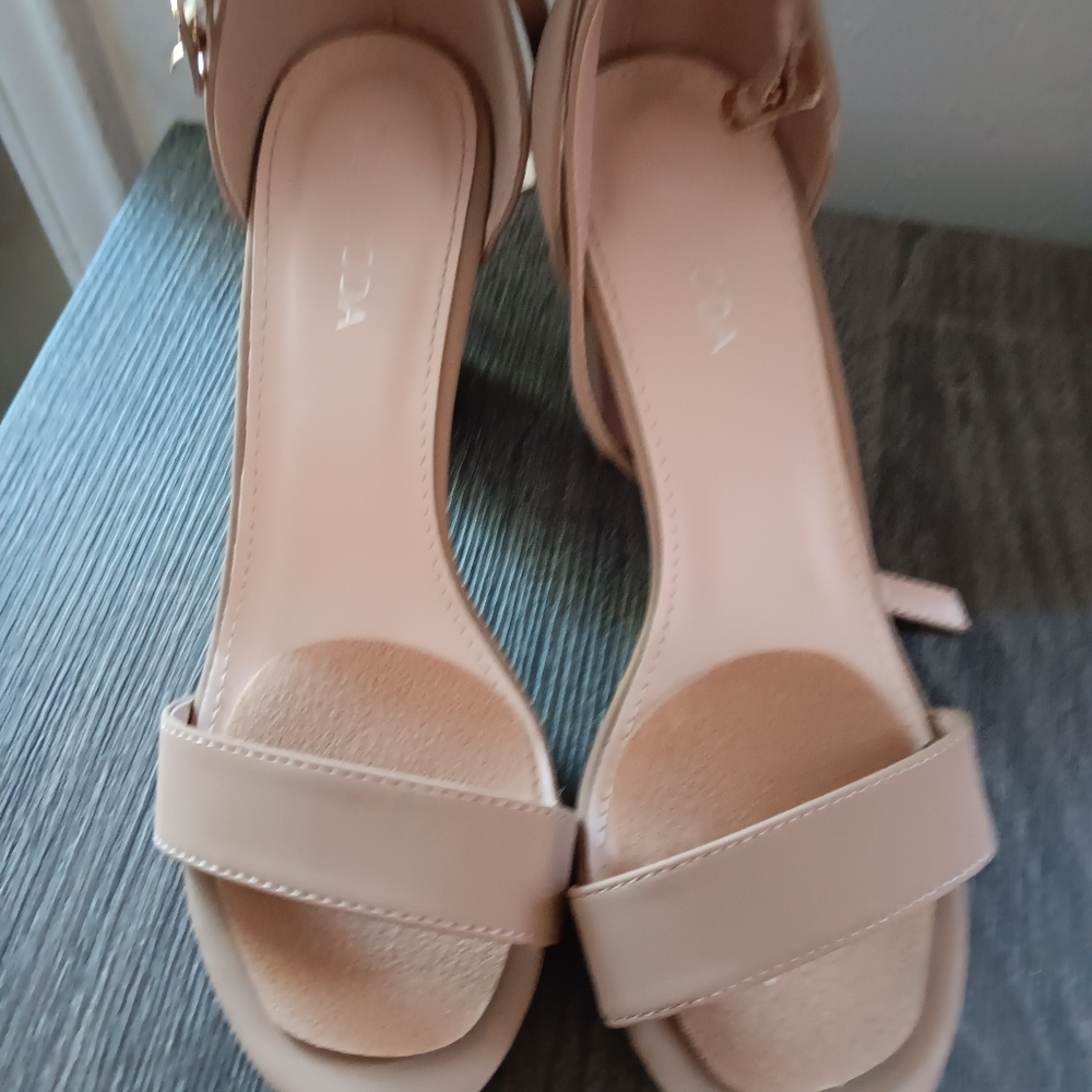 (GREAT DEAL ) 2 Pairs Of  Women's Tan Heels Size 6 1/2 - Picture 4 of 7